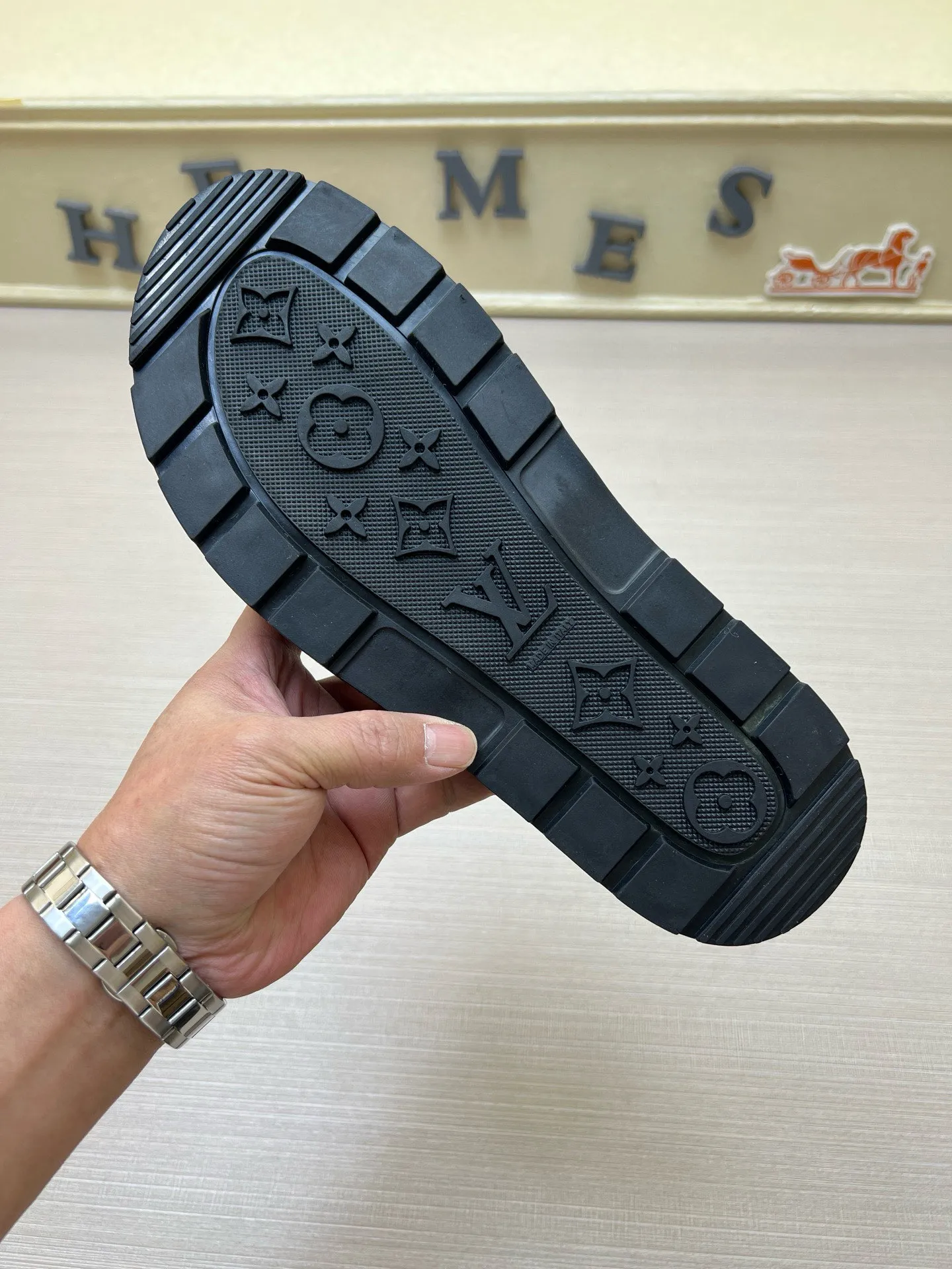 P270🏆Louis Vuitton 🏆[Louis Vuitton] Spring/Summer 2025 [Men's Flip Flops] 🎯🎯As an active family in the fashion industry ⭐ Lv is characterized by bold innovation ⚡Create this casual business style for Chinese fashionable men ✨The fabric is made of imported high-grade cowhide 🔥 Clean and neat ⚡Fashionable and elegant🌹Breathable, sweat-absorbent and deodorant👈So luxurious, high-end and domineering. 👍Must be sold if you repost the picture. Number of yards: 38--46. Color: 🎉 For large quantities. Welcome to repost.